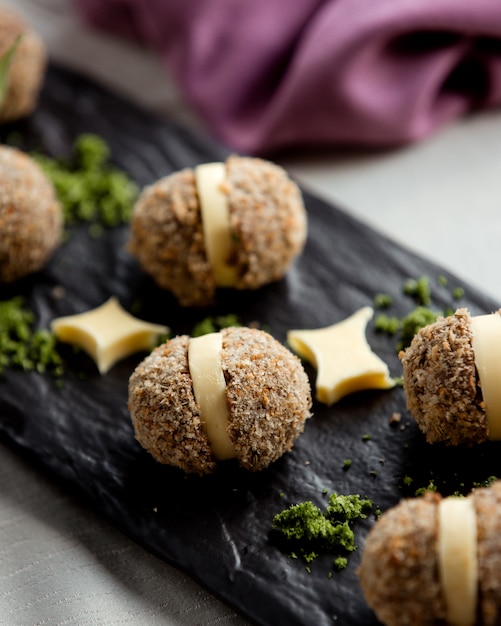 Boule de poulet au fromage et saupoudrée de noix râpée