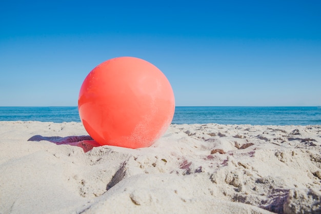 Boule rouge sur le sable