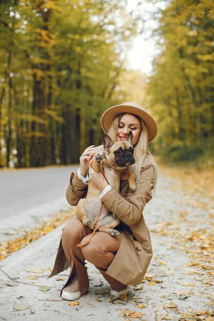 Bouledogue Français Brun Avec Propriétaire Féminin Passer Une Journée Au Parc à Pied