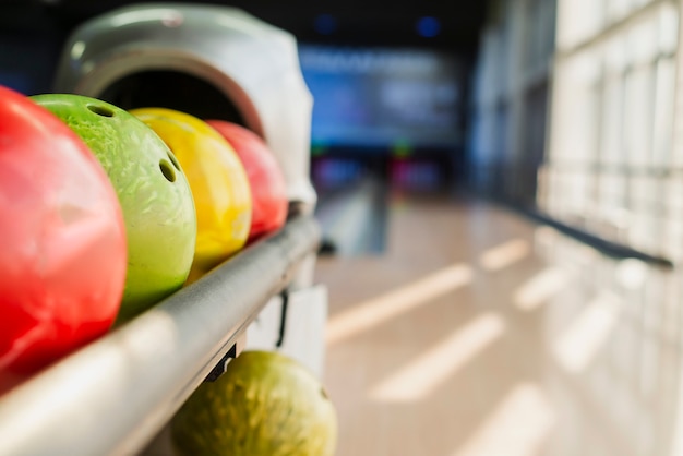 Boules de bowling colorées sur une allée floue