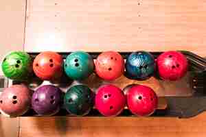 Photo gratuite boules de bowling colorées vue de dessus