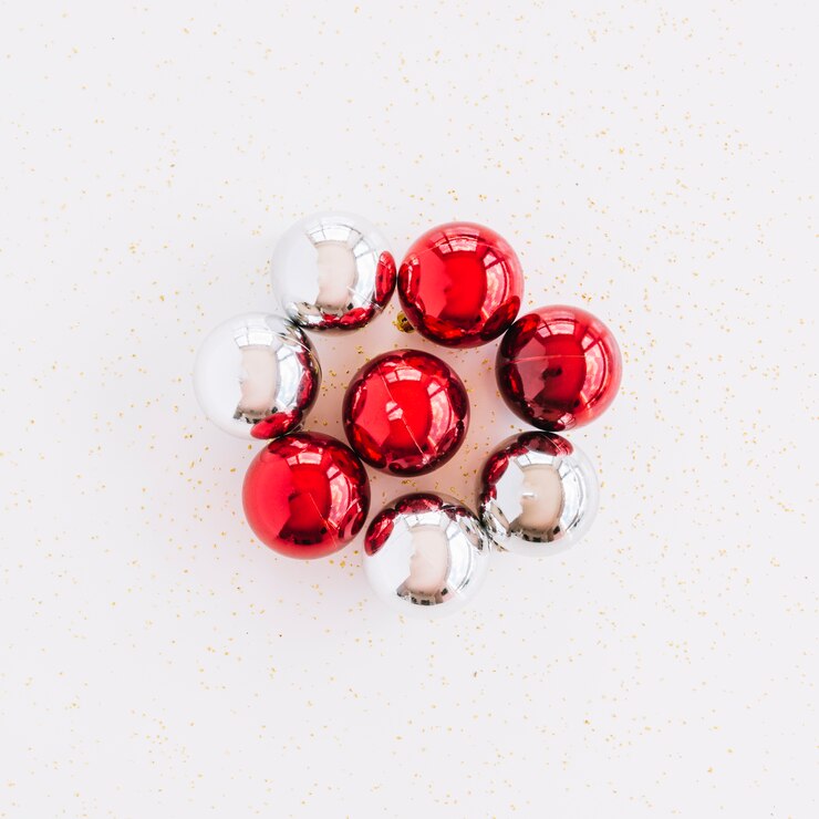 Photo gratuit boules brillantes sur la table