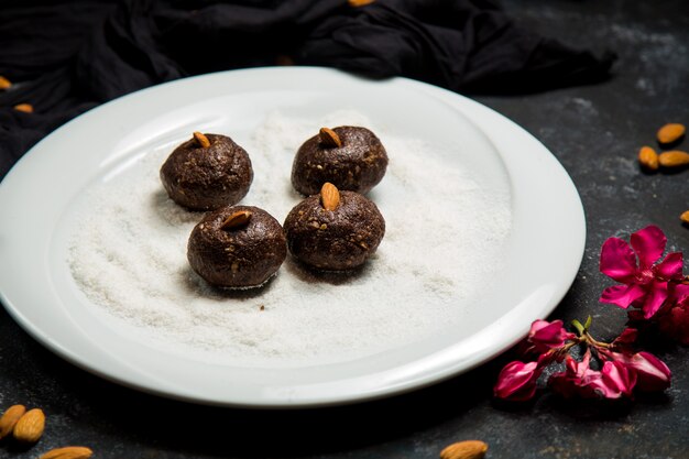 Photo gratuite boules de chocolat aux amandes