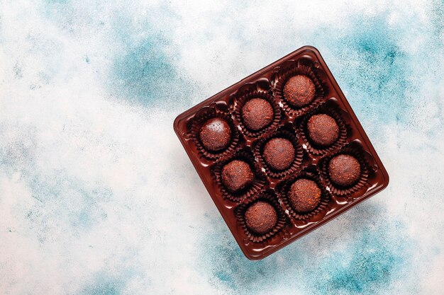 Boules de chocolat avec du cacao en poudre.