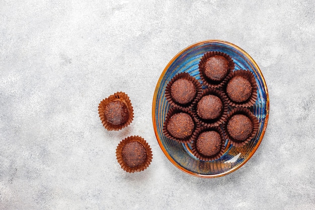 Boules de chocolat avec du cacao en poudre.