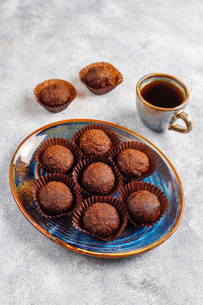 Boules de chocolat avec du cacao en poudre.