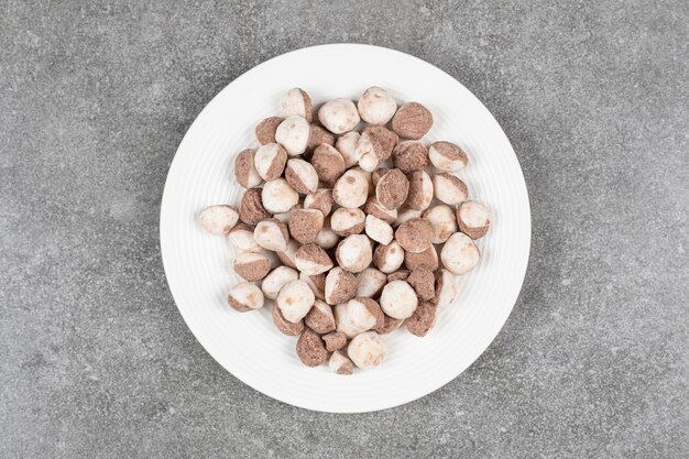 Boules de chocolat sucré dans une assiette blanche