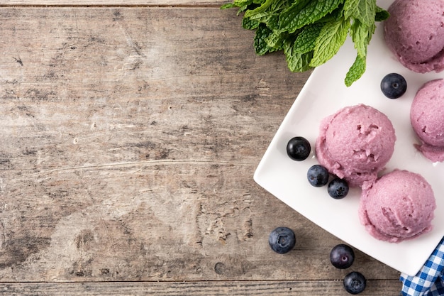 Boules de crème glacée aux bleuets sur table en bois Espace copie