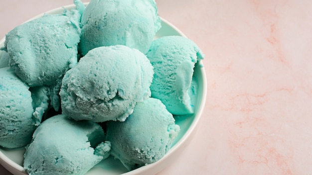 Boules de crème glacée à la menthe dans un bol