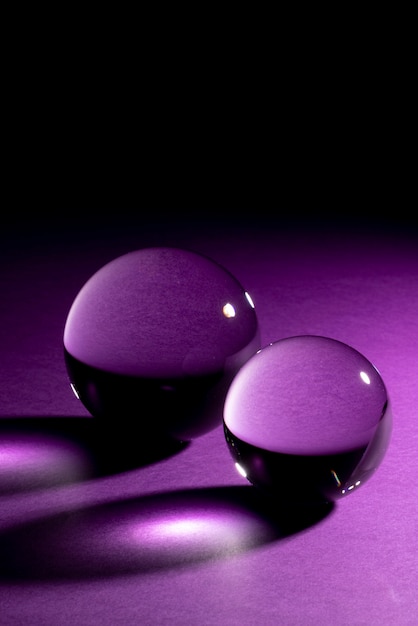 Photo gratuite boules de cristal avec fond violet
