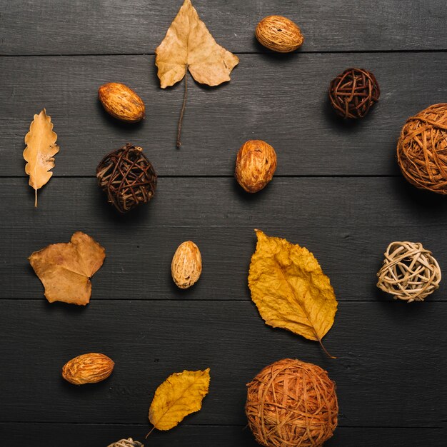 Boules décoratives en gros plan parmi les feuilles et les amandes