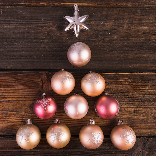 Boules décoratives de Noël et étoile sur planche de bois