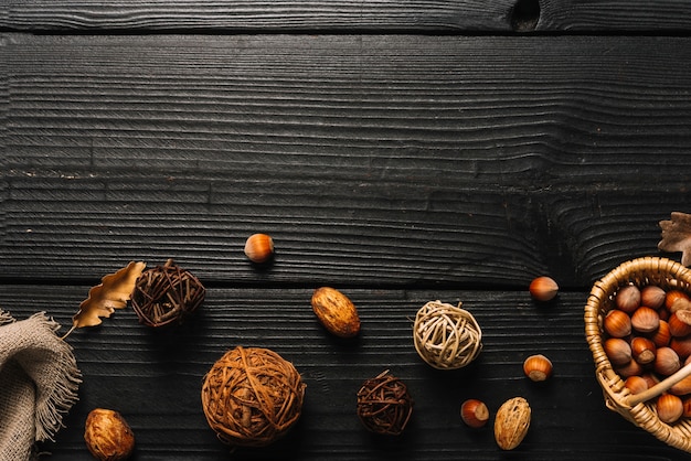 Photo gratuite boules décoratives près des amandes et des noix