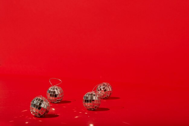 Boules disco sur table rouge