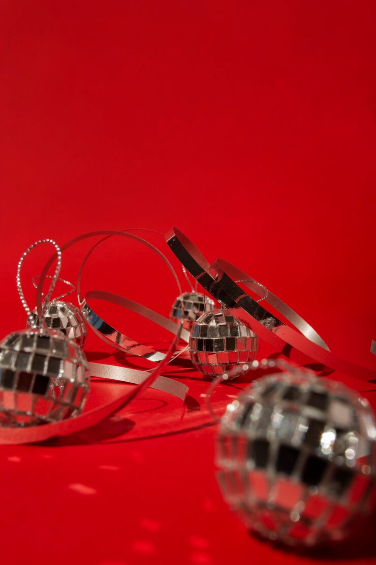 Photo gratuit boules disco sur table rouge
