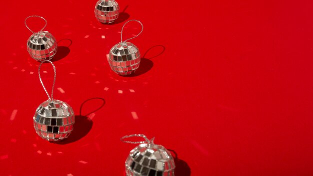 Boules disco sur table rouge