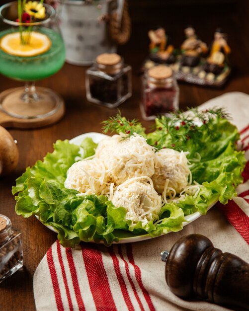 Boules de fromage et verdure