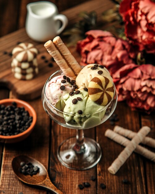 Boules de glace avec des biscuits