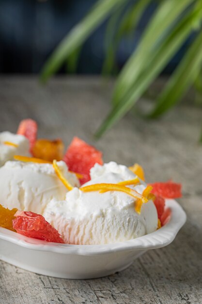 Boules de glace à la vanille avec orange et pamplemousse