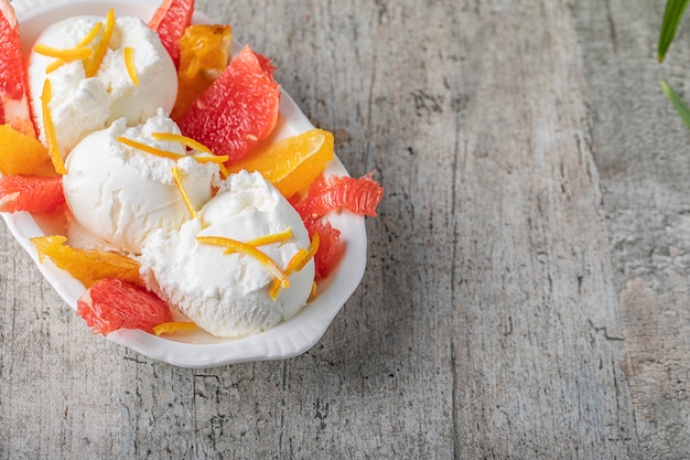 Boules de glace à la vanille avec orange et pamplemousse