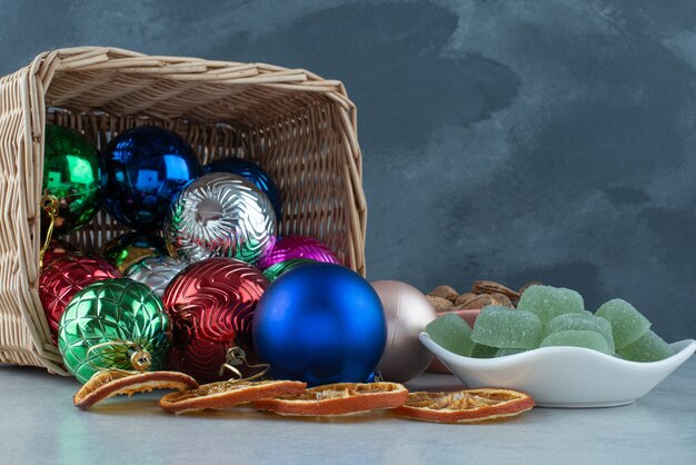 Boules de Noël avec assiette blanche pleine de marmelade verte. Photo de haute qualité