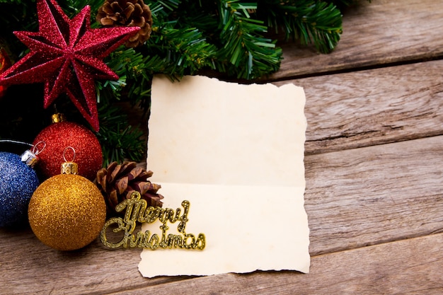 Photo gratuite boules de noël avec une branche d'arbre de noël et un papier