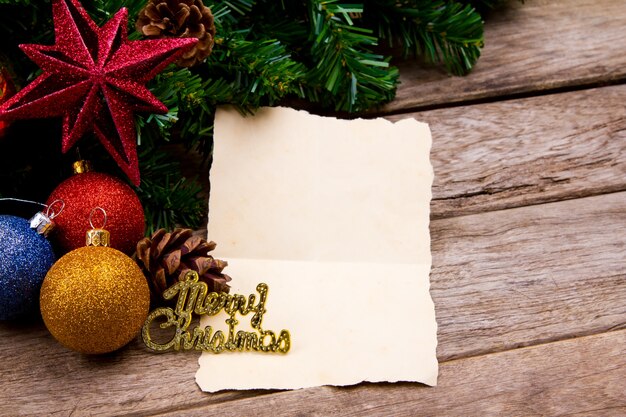 Boules de Noël avec une branche d&#39;arbre de noël et un papier