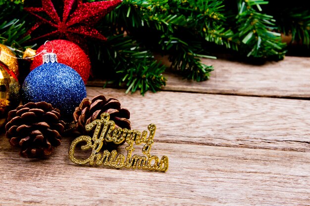 Boules de Noël avec une branche d&#39;arbre de noël