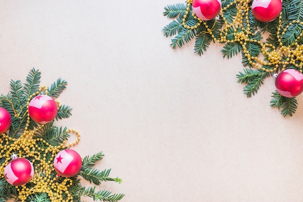 Boules de Noël sur des brindilles et des perles de sapin décorées