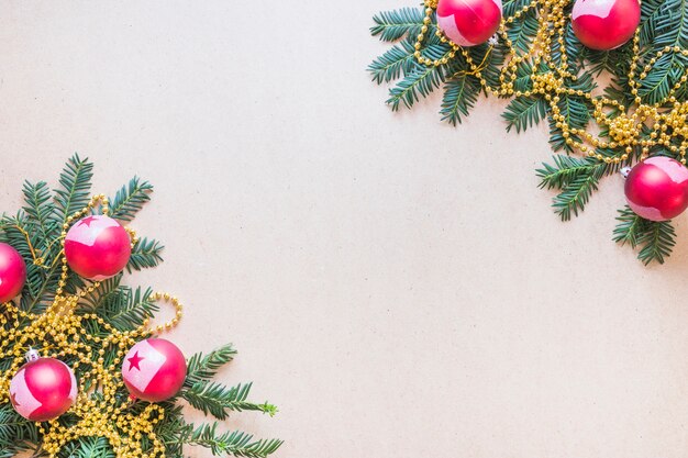 Boules de Noël sur des brindilles et des perles de sapin décorées