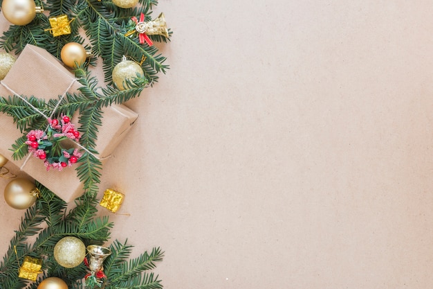 Boules de Noël sur des brindilles de sapin décorées et boîte à cadeaux