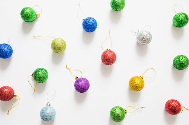 Photo gratuite boules de noël colorées