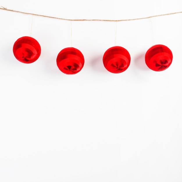 Boules de Noël décoratives sur fil