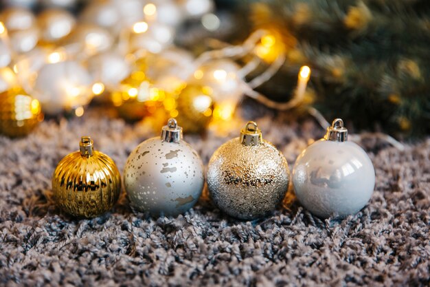 Boules de Noël de différentes tailles