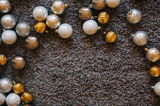 Boules de Noël dorées et blanches