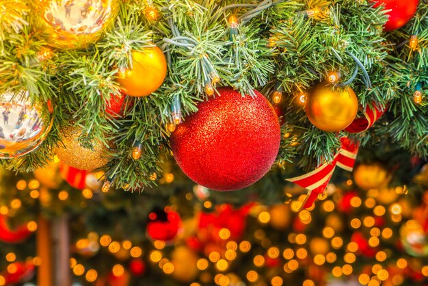 Boules de Noël avec un fond avec effet bokeh