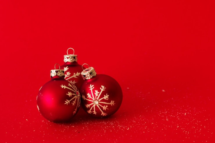 Photo gratuit boules de noël sur fond rouge