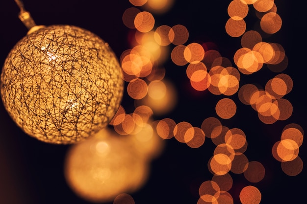 Boules de Noël avec les lumières à l&#39;intérieur et l&#39;effet bokeh