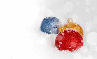 Photo gratuite boules de noël noyées dans la neige