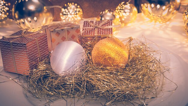 boules de Noël sur la paille verte