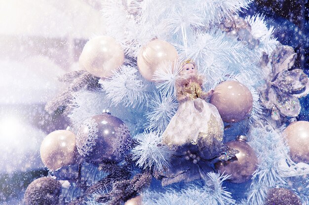 boules de Noël et une poupée sur un arbre