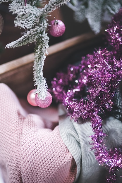 Photo gratuite boules de noël rose