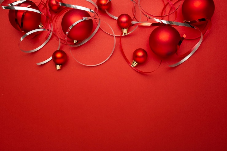 Photo gratuit boules de noël rouges sur table rouge