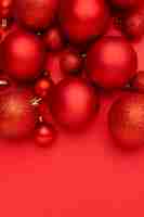 Photo gratuite boules de noël rouges sur table rouge