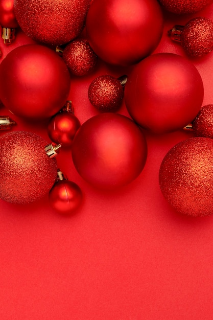 Boules de Noël rouges sur table rouge