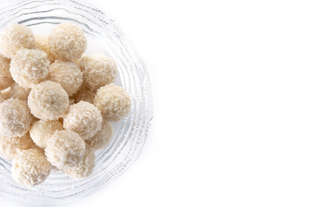 Boules de noix de coco maison dans un bol de cristal isolé sur fond blanc