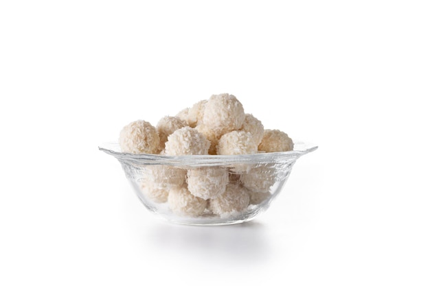 Boules de noix de coco maison isolés sur fond blanc