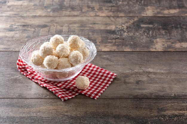 Boules de noix de coco maison sur table en bois rustique