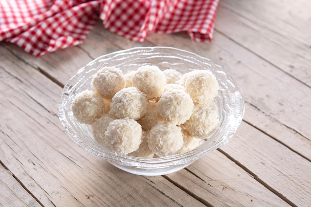 Boules de noix de coco maison sur table en bois