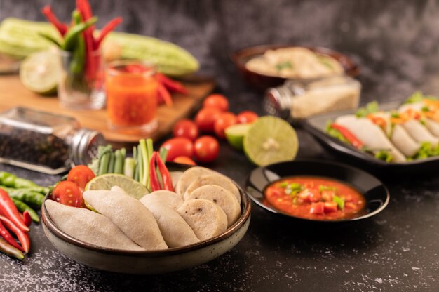 Boules de poisson de rugby avec pâte de chili au citron, tomate et chili.